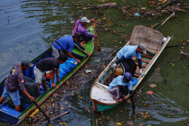 Kegiatan melibatkan para relawan Literasea dan warga setempat, menggunakan lima perahu untuk menjangkau titik-titik sampah di sungai.