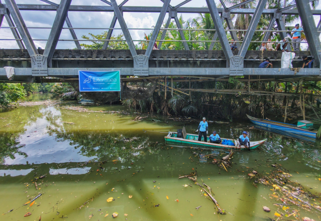 Kegiatan melibatkan para relawan Literasea dan warga setempat, menggunakan lima perahu untuk menjangkau titik-titik sampah di sungai.