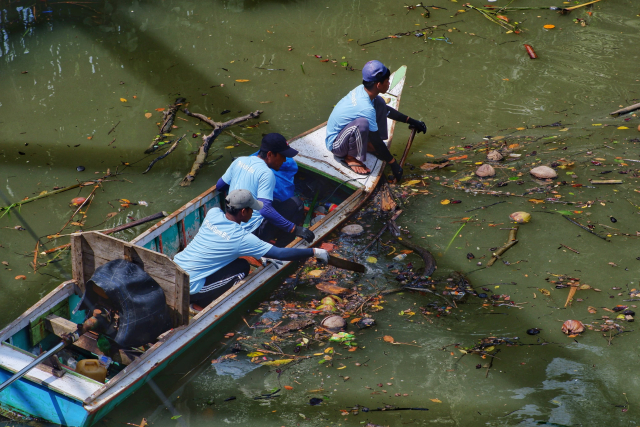 Selamatkan Teluk Bone dari Sampah Plastik, Literasea Gelar Cleanup di Sungai Bulu