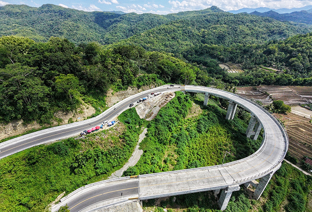 Suasana jalan layang Tompo Ladang di Desa Padaelo, Kecamatan Mallawa, Kabupaten Maros, Sulawesi Selatan.
