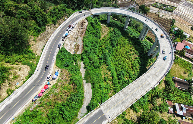 Jembatan dengan panjang sekitar 400 meter dan lebar 14 meter ini menghubungkan Kabupaten Maros dengan sejumlah kabupaten lain, seperti Bone, Sinjai, Soppeng, dan Wajo.