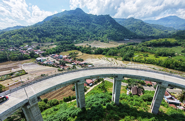 Pembangunan jalan layang tersebut bertujuan mengurai kemacetan sekaligus meningkatkan keselamatan lalu lintas di tikungan tajam Tompo Ladang yang selama ini dikenal sebagai titik rawan kecelakaan dan kepadatan kendaraan.