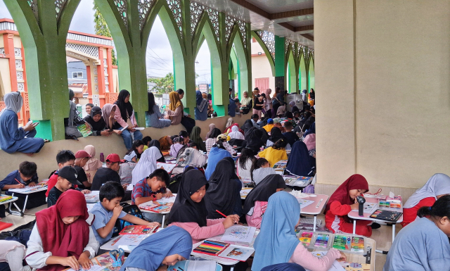 Ratusan anak-anak tingkat PAUD–TK, kelas 1–3, dan kelas 4–6 SD mengikuti Lomba Mewarnai di pelataran Masjid Darun Na'im, Perumnas Antang, Makassar.