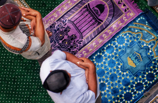Suasana khusyuk umat Muslim saat menunaikan ibadah salat Tarawih perdana di Masjid Al-Markaz Al-Islami, Kota Makassar.