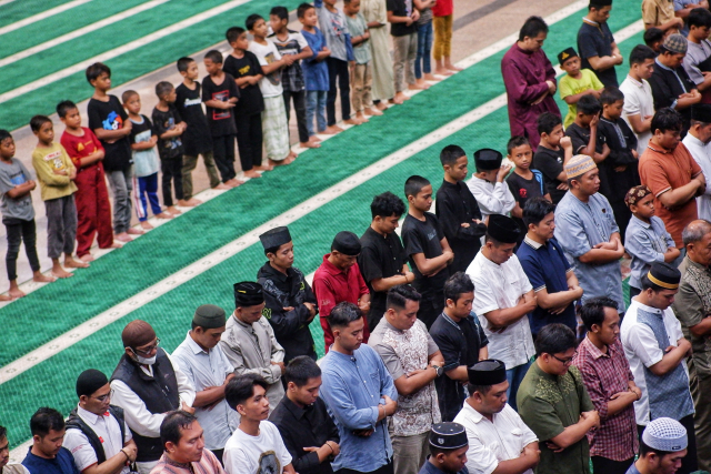 Jamaah memadati masjid terbesar di kawasan timur Indonesia tersebut untuk menyambut malam pertama Ramadan 1447 Hijriah.