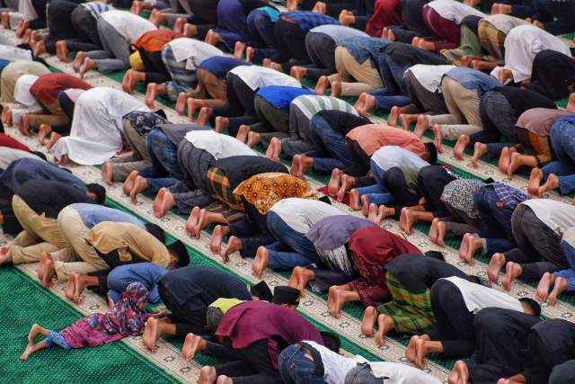 Suasana khusyuk umat Muslim saat menunaikan ibadah salat Tarawih perdana di Masjid Al-Markaz Al-Islami, Kota Makassar.