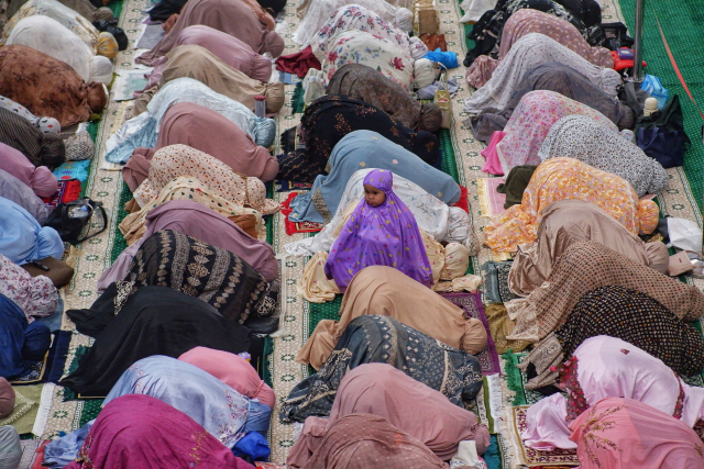 Salat Tarawih Perdana, Jamaah Padati Masjid Al-Markaz Al-Islami Makassar