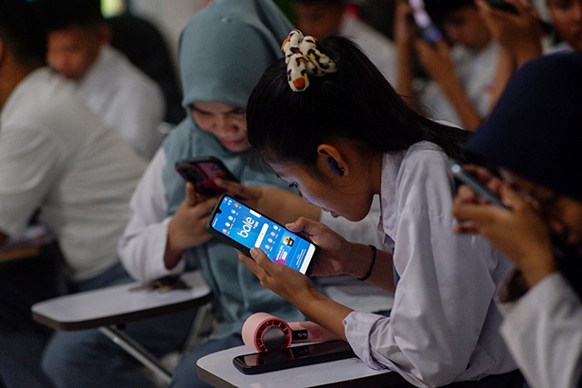 Siswa penyandang tunanetra mengikuti pembelajaran penggunaan smartphone dengan memanfaatkan fitur pembaca layar sambil mengakses aplikasi Bale by BTN di Sekolah YAPTI Makassar.