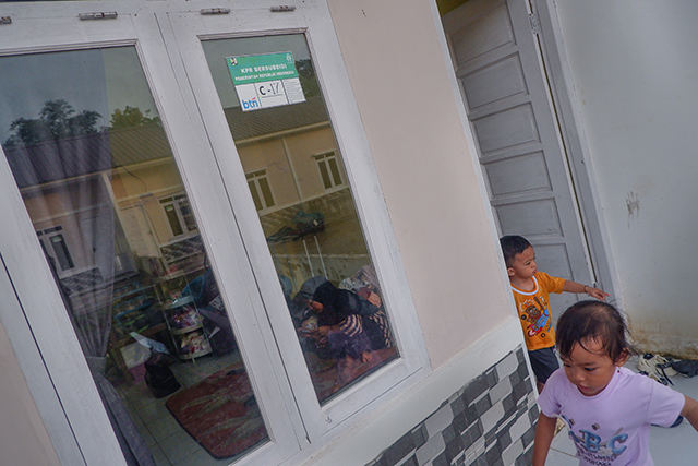 Dua anak bermain di halaman teras perumahan subsidi di Kecamatan Tanralili, Kabupaten Maros, menampilkan suasana hunian yang nyaman dan ramah keluarga.