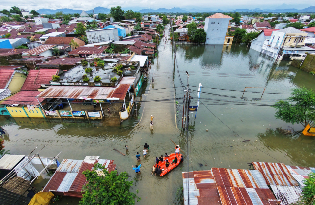 Potret Kehidupan Warga Saat Banjir Menggenangi Kawasan Hunian