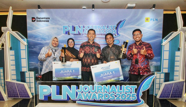 Manager PLN UID Sulselrabar, Edyansyah (tengah), bersama dua pemenang PLN Journalist Awards dari Sulawesi Selatan yakni Maman Sukirman dan Lina Herlina.
