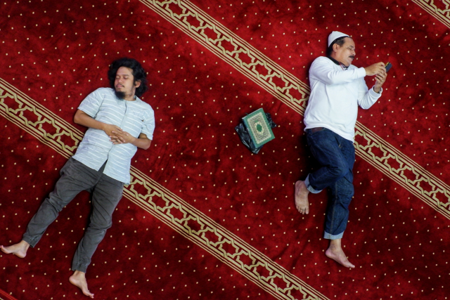 Umat Islam beristirahat usai melaksanakan Shalat Jumat di Masjid Istiqlal, Jakarta.