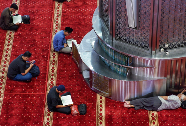 Kegiatan ini telah menjadi tradisi, baik untuk melepas lelah, berdzikir, maupun membaca Al-Qur’an sambil menunggu waktu berbuka puasa (ngabuburit).