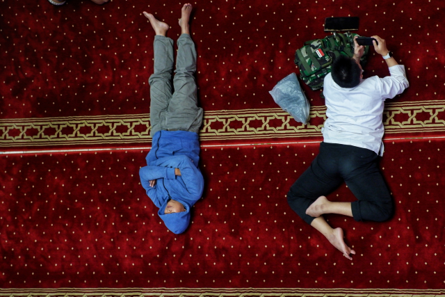 Pada bulan Ramadan, sejumlah warga memanfaatkan waktu setelah ibadah dengan beristirahat sejenak di area masjid sebelum kembali beraktivitas.