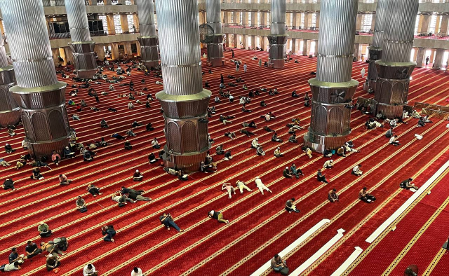 Jemaah Manfaatkan Waktu Istirahat Usai Shalat Jumat di Masjid Istiqlal