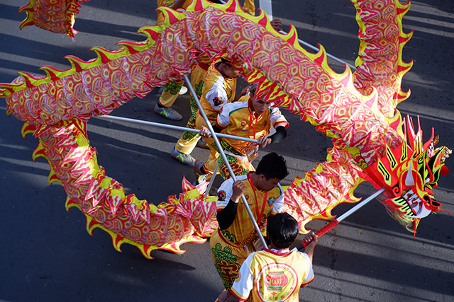 Berbagai elemen seni dan tradisi ditampilkan secara kolaboratif, mencerminkan keberagaman budaya yang hidup dan berkembang di Indonesia.