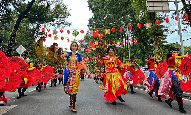 Peserta mengikuti Parade Imlek Nusantara di kawasan Lapangan Banteng, Jakarta.