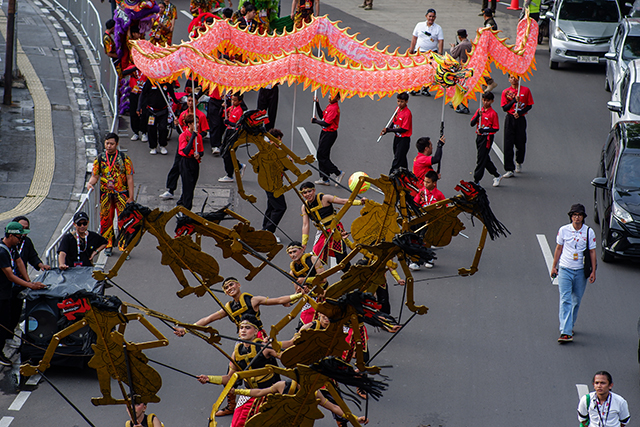 Parade yang diramaikan dengan pawai naga liong, barongsai, tabuhan bedug, hingga atraksi ondel-ondel tersebut menjadi tontonan menarik bagi masyarakat yang memadati lokasi acara.