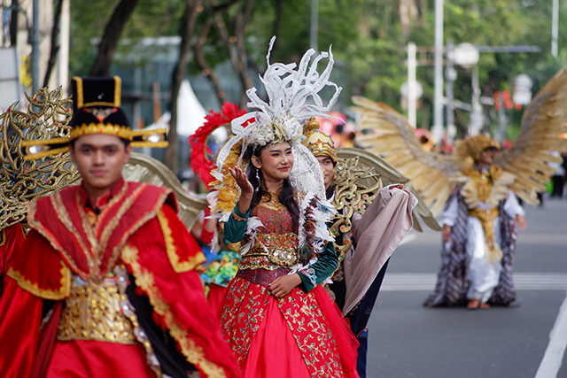 Berbagai elemen seni dan tradisi ditampilkan secara kolaboratif, mencerminkan keberagaman budaya yang hidup dan berkembang di Indonesia.