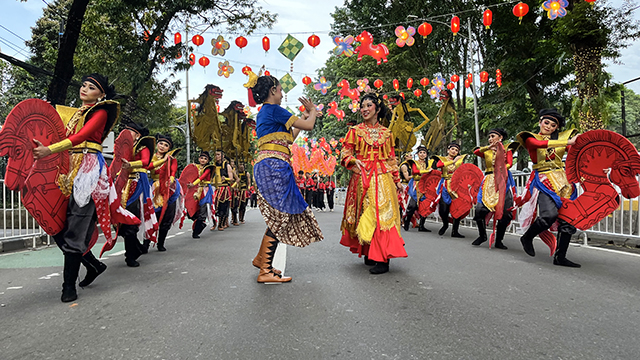 Peserta mengikuti Parade Imlek Nusantara di kawasan Lapangan Banteng, Jakarta.