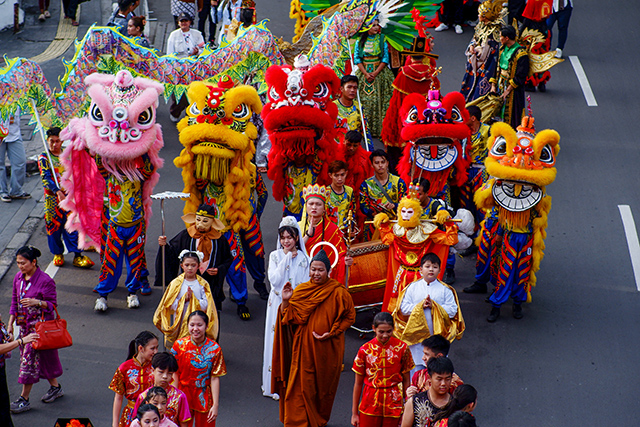 Peserta mengikuti Parade Imlek Nusantara di kawasan Lapangan Banteng, Jakarta.