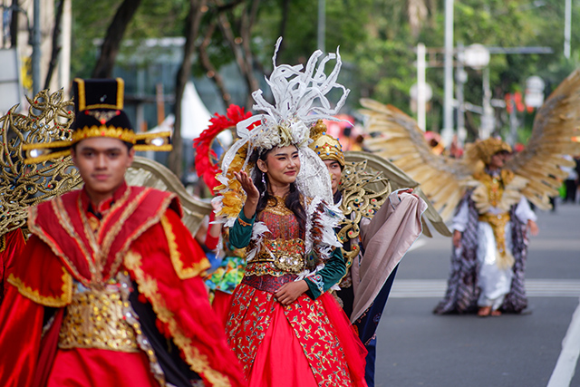 Peserta mengikuti Parade Imlek Nusantara di kawasan Lapangan Banteng, Jakarta.