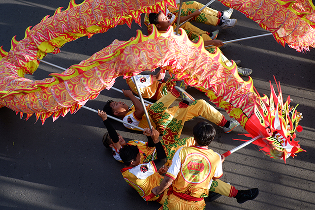 Peserta mengikuti Parade Imlek Nusantara di kawasan Lapangan Banteng, Jakarta.