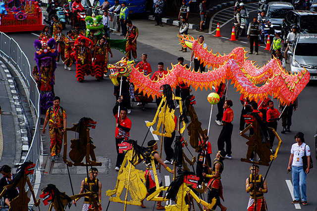 Peserta mengikuti Parade Imlek Nusantara di kawasan Lapangan Banteng, Jakarta.