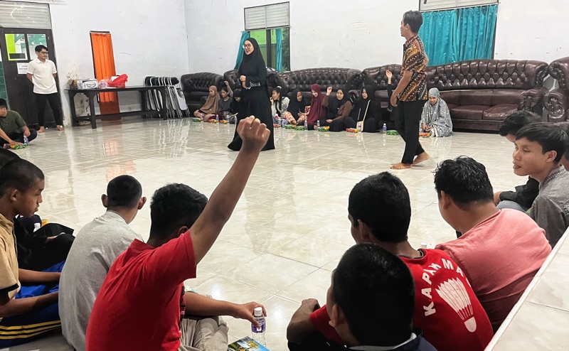 Suasana hangat dan penuh kebersamaan terlihat saat sejumlah siswa mengikuti kegiatan buka puasa bersama di Yayasan Pembinaan Tunanetra Indonesia (YAPTI) Makassar.