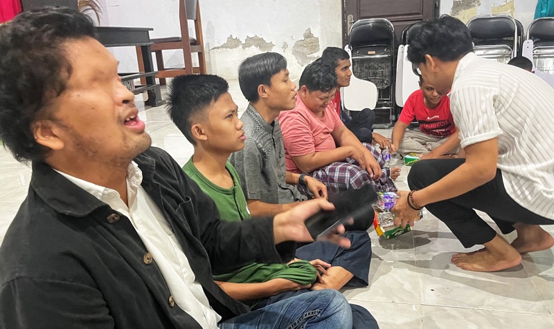 Perwakilan komunitas membagikan takjil untuk berbuka puasa kepada para siswa di Yayasan Pembinaan Tunanetra Indonesia (YAPTI) di Makassar.