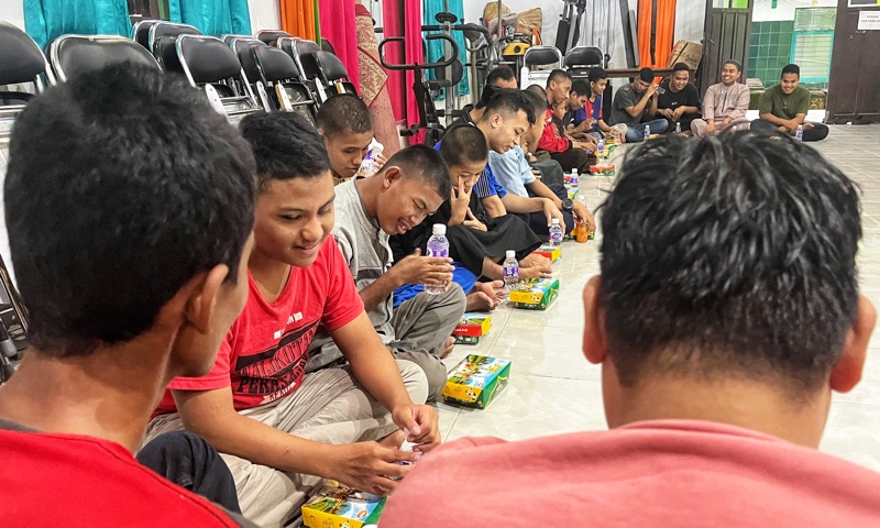 Kegiatan yang digelar di aula yayasan tersebut diikuti oleh para siswa dan dari komunitas berbagi.