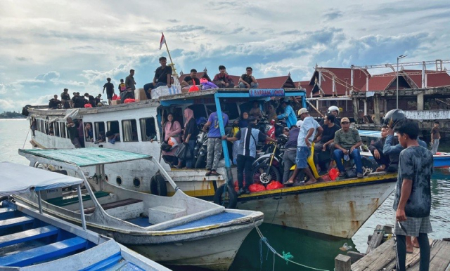 Kapal motor tradisional mengangkut puluhan pemudik menuju Pulau Barrang Lompo dari Dermaga Kayu Bangkoa, Makassar.