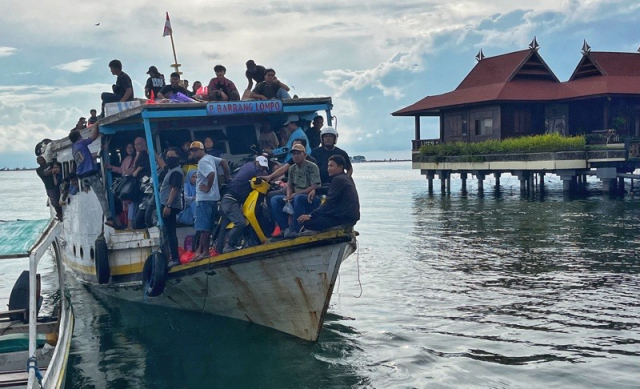 Kapal motor tradisional mengangkut puluhan pemudik menuju Pulau Barrang Lompo dari Dermaga Kayu Bangkoa, Makassar.