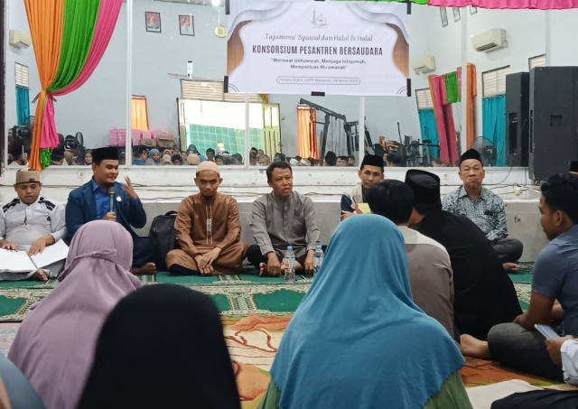 Kegiatan yang berlangsung khidmat ini dihadiri ratusan kiai dan asatidz dari hampir 50 pondok pesantren yang tersebar di berbagai kabupaten di Sulawesi Selatan.