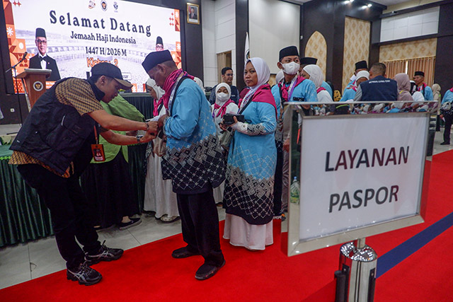 Petugas melayani pemeriksaan dokumen paspor jamaah calon haji di Asrama Haji Makassar.