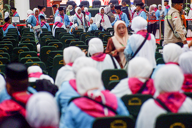 Suasana kedatangan jamaah calon haji (JCH) embarkasi Sidrap tampak tertib saat memasuki Asrama Haji Makassar.
