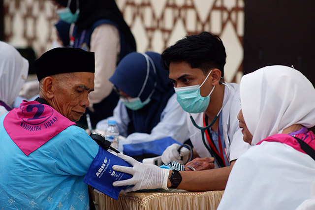 Para jamaah langsung menjalani serangkaian pemeriksaan kesehatan yang dilakukan oleh petugas Balai Besar Kekarantinaan Kesehatan Makassar.