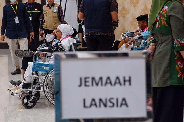 Sejumlah jamaah calon haji lanjut usia (lansia) menunggu giliran layanan di Asrama Haji Makassar.