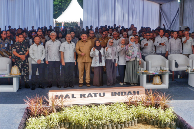 Foto bersama Wali Kota Makassar, Munafri Arifuddin dan jajaran direksi Kalla Group bersama para undangan usai seremoni ground breaking pengembangan kawasan mixed-use Mal Ratu Indah (MaRI) di Makassar, Selasa (28/4/2026).
