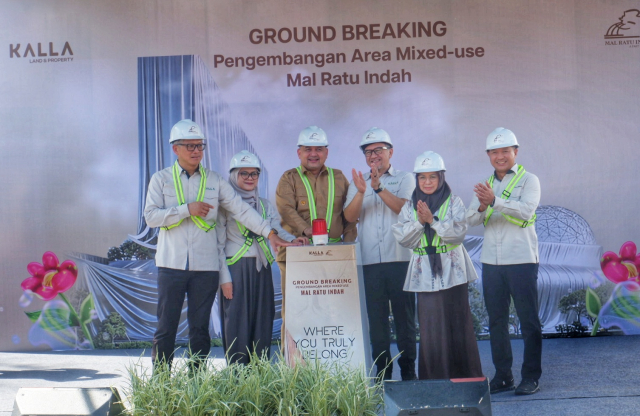 Kiri ke kanan: Zumadi Setiawan Anwar (Marketing, Strategy & Digitalization Director Kalla Group), Imelda Jusuf Kalla (Finance & Legal Director Kalla Group), Wali Kota Makassar Munafri Arifuddin, Solihin Jusuf Kalla (Chief Executive Officer Kalla Group), Fatimah Kalla (President Commissioner Kalla Group), dan Ricky Theodores (Chief Executive Officer Kalla Land & Property) saat seremoni ground breaking pengembangan kawasan mixed-use Mal Ratu Indah di Makassar, Selasa (28/4/2026).