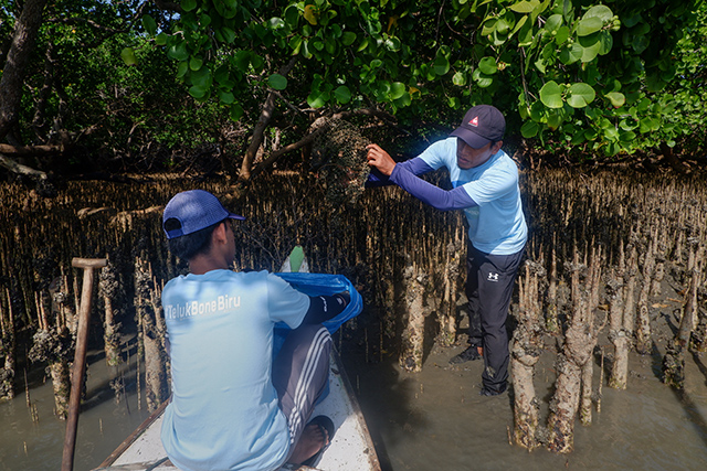 Gerakan masyarakat peduli lingkungan Literasea menggelar aksi bersih sungai perdana di Sungai Bulu, Desa Kading, Kecamatan Awangpone, Kabupaten Bone, pada Sabtu, 24 Januari 2026.