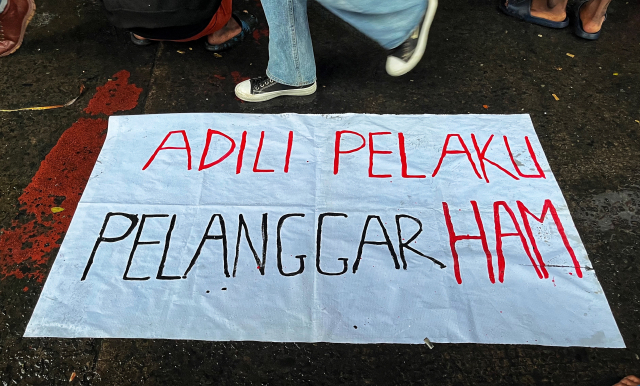 Massa buruh bersama mahasiswa menggelar aksi unjuk rasa memperingati Hari Buruh Internasional (May Day) di bawah flyover Jalan AP Pettarani–Urip Sumoharjo, Kota Makassar.