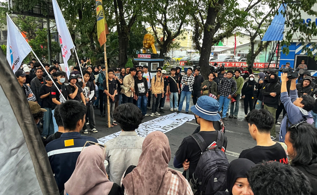 Massa buruh bersama mahasiswa menggelar aksi unjuk rasa memperingati Hari Buruh Internasional (May Day) di bawah flyover Jalan AP Pettarani–Urip Sumoharjo, Kota Makassar.