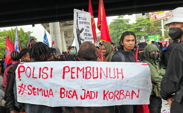 Massa buruh bersama mahasiswa menggelar aksi unjuk rasa memperingati Hari Buruh Internasional (May Day) di bawah flyover Jalan AP Pettarani–Urip Sumoharjo, Kota Makassar.
