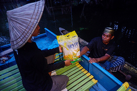 Warga menerima beras program Stabilisasi Pasokan dan Harga Pangan (SPHP) milik Perum Bulog di Desa Salenrang, Kabupaten Maros, Minggu (10/5/2026). Penyaluran beras dilakukan untuk membantu menjaga ketersediaan pangan dan stabilitas harga bagi masyarakat.