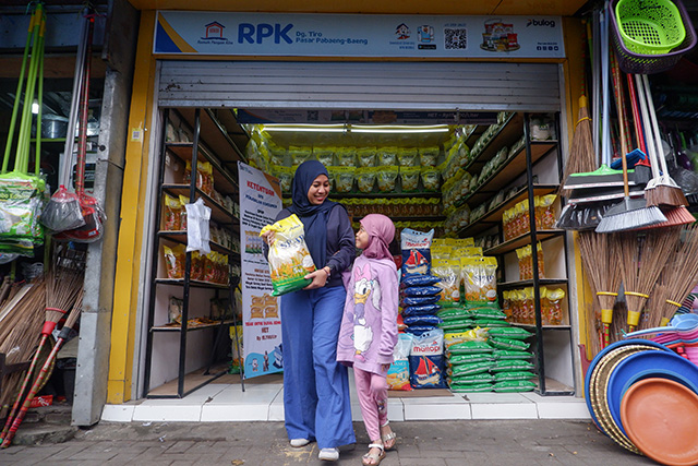 Warga membeli beras Stabilisasi Pasokan dan Harga Pangan (SPHP) Bulog di gerai Rumah Pangan Kita (RPK) Pasar Pabaeng-baeng, Makassar, Sulawesi Selatan, Sabtu (10/5/2026).
