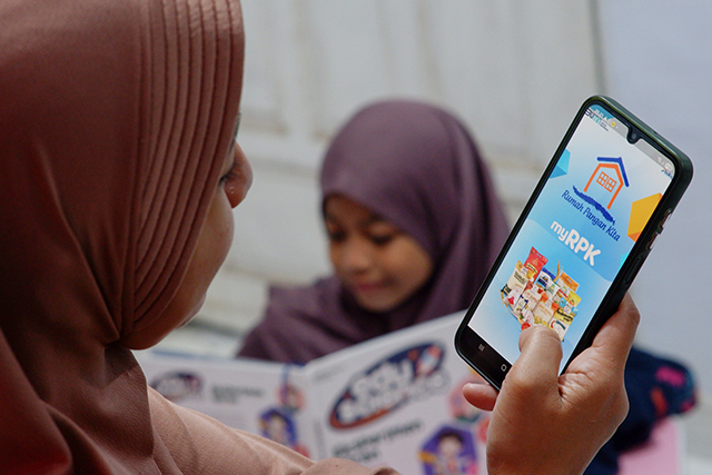 Warga memanfaatkan MyRPK, aplikasi digital dari Perum Bulog yang memudahkan warga mengakses informasi ketersediaan pangan, harga produk, hingga layanan pemesanan kebutuhan pokok di Makassar, Senin (18/5/2026). Digitalisasi layanan ini memperluas jangkauan distribusi pangan sekaligus menghadirkan sistem belanja yang lebih praktis, transparan, dan efisien bagi konsumen.