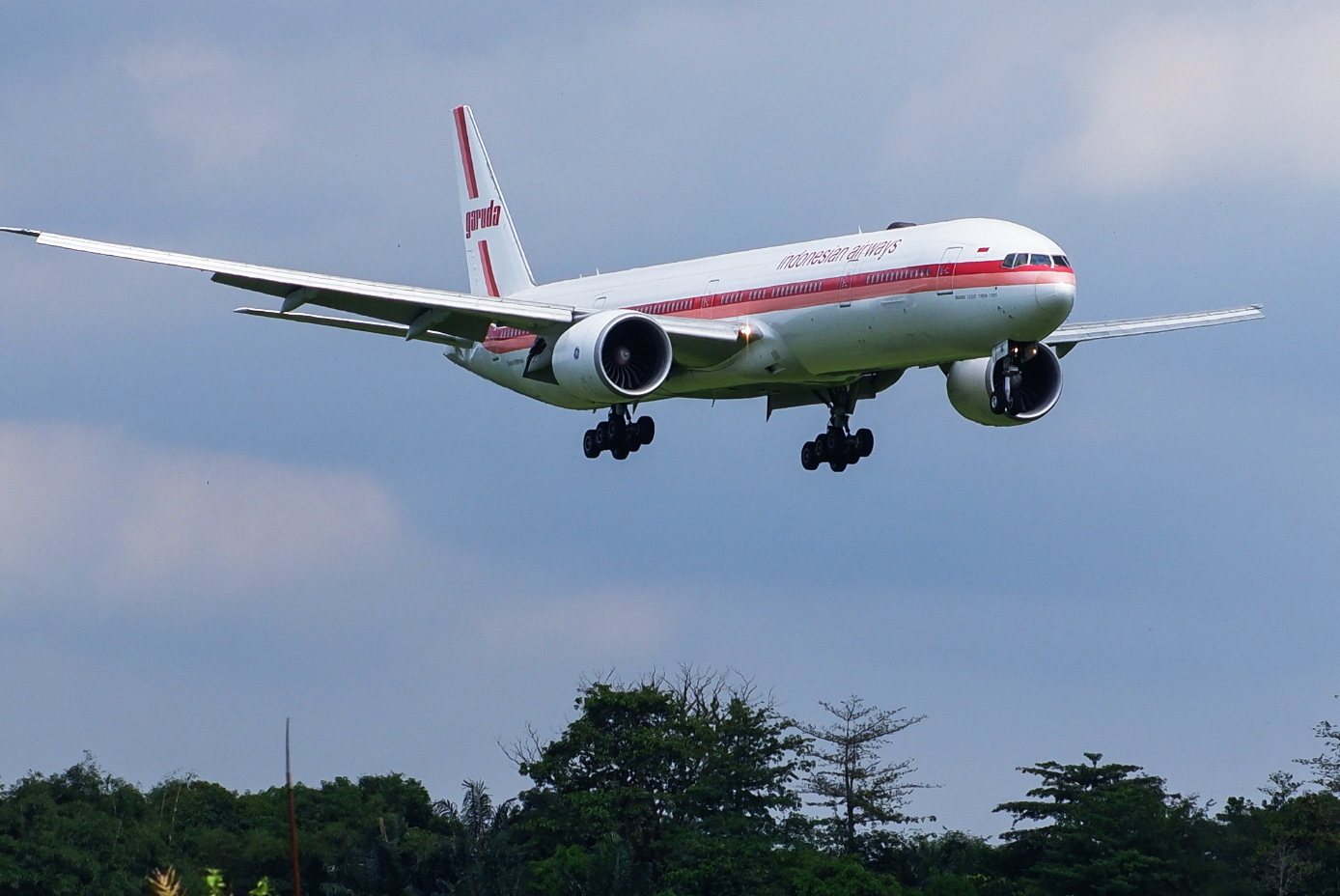 Pesawat Garuda Indonesia melakukan proses pendaratan di Bandara Internasional Sultan Hasanuddin, Makassar, pada Sabtu (16/5/2026).