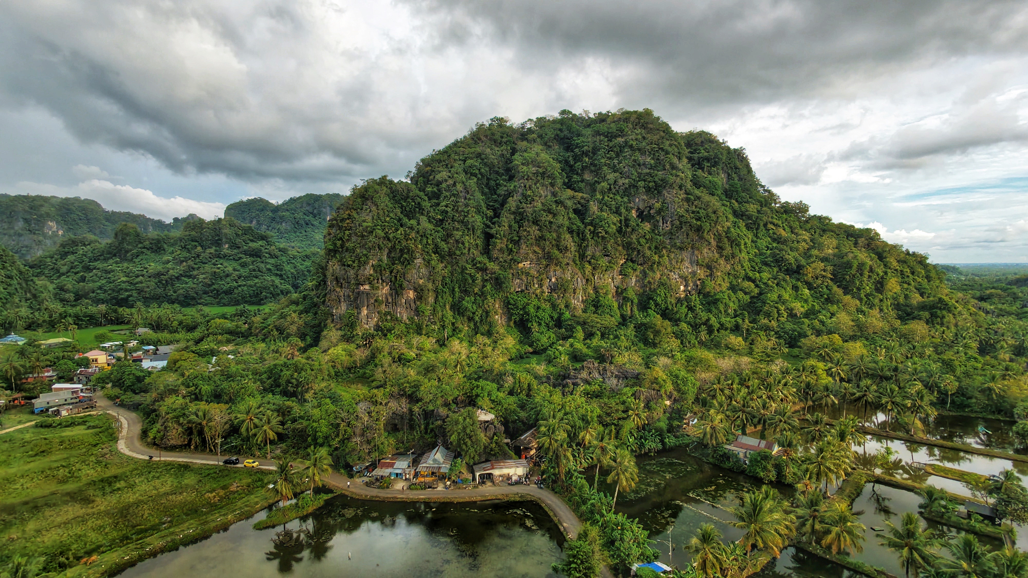 Hamparan karst Rammang-Rammang menyuguhkan panorama alam yang memikat.