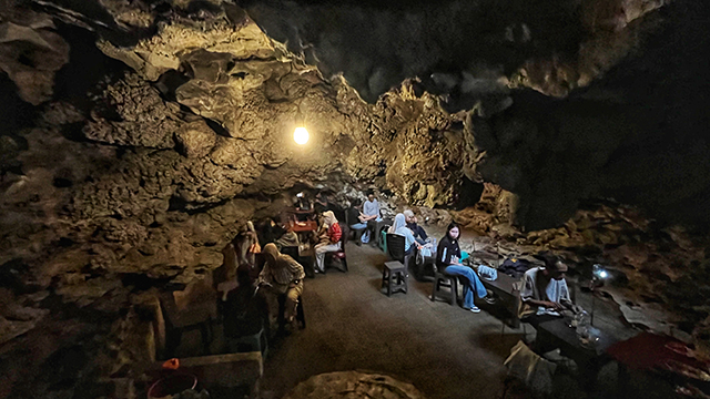 Sensasi bersantai di balik dinding karst alami, salah satu hidden gem.